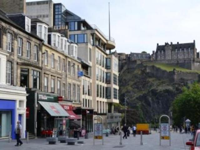 Castle Street, New Town, Edinburgh, EH2 4 bed flat to rent £3,700 pcm £854 pw