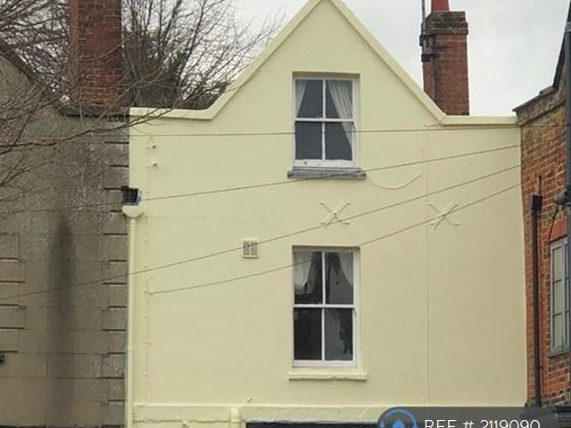 Castle Street, Buckingham, MK18 3 bed terraced house to rent £1,400 pcm £323 pw