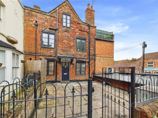 Castle Street, Buckinghamshire MK18 3 bed semi detached house to rent £1,350 pcm £312 pw