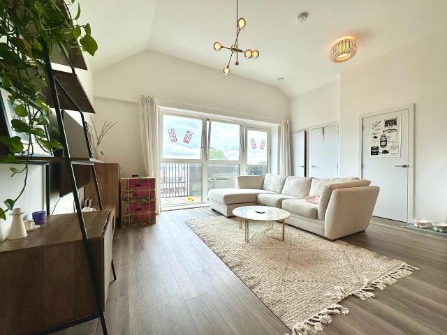 Castle Street, East Ham, London E13, 4 bed flat to rent, £3,250 pcm | PrimeLocation