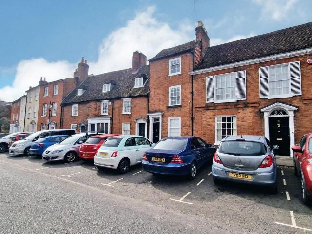 Castle Street, Farnham 2 bed cottage to rent £1,750 pcm £404 pw