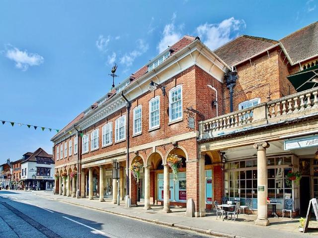 Castle Street, Farnham GU9, 3 bed flat to rent, £2,200 pcm | PrimeLocation
