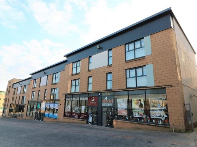 Castle Street, Hamilton, South Lanarkshire ML3, 2 bed flat to rent, £800 pcm | PrimeLocation