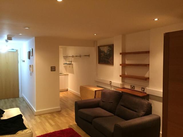 Castle Street, Swansea SA1 Studio to rent £750 pcm £173 pw