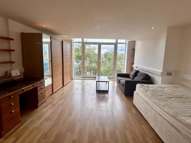 Castle Street, Swansea SA1 Studio to rent £750 pcm £173 pw