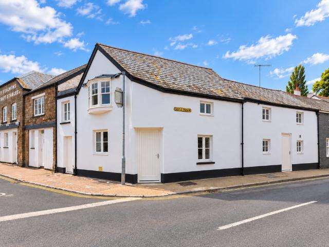 Castle Parade, Usk NP15 1 bed ground floor flat to rent £1,100 pcm £254 pw