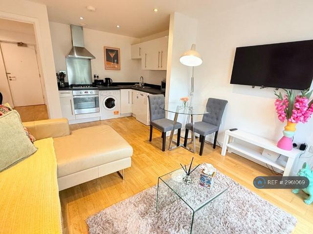 Castle Quay, Bedford, MK40 1 bed flat to rent £1,900 pcm £438 pw