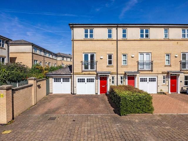 Castle Quay Close, Nottingham, NG7 3 bed terraced house to rent £1,550 pcm £358 pw