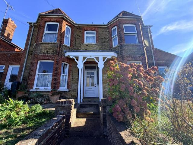 Castle Road, Whitstable, CT5 Studio to rent £540 pcm £125 pw