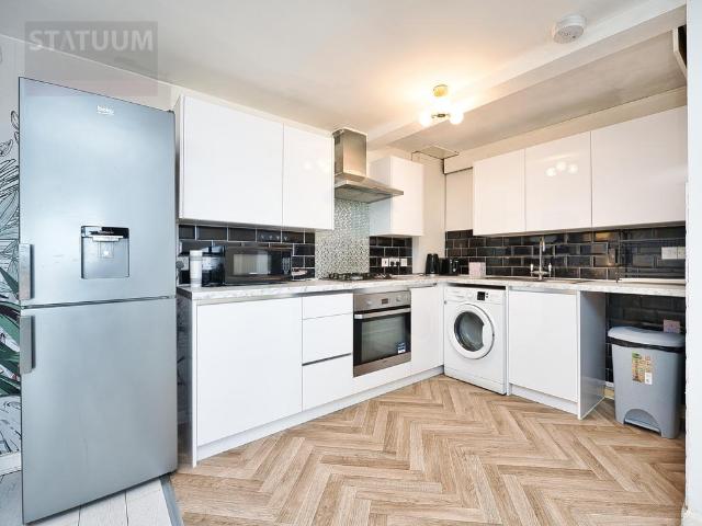 Castle Road, Barking, Dagenham. 2 bed apartment to rent £1,750 pcm £404 pw