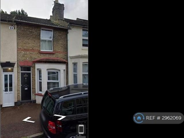 Castle Road, Chatham, ME4 3 bed terraced house to rent £1,500 pcm £346 pw