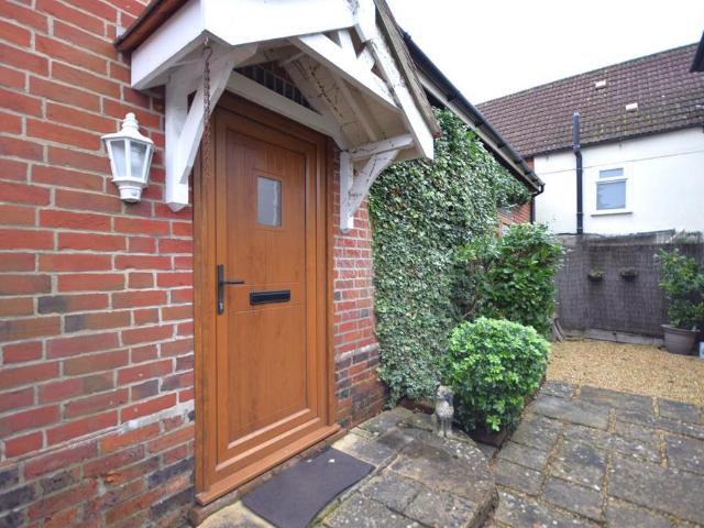 Castle Road, Rowland's Castle, PO9 2 bed detached house to rent £1,400 pcm £323 pw