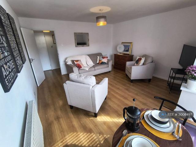 Castle Way, Feltham, TW13 2 bed flat to rent £1,650 pcm £381 pw