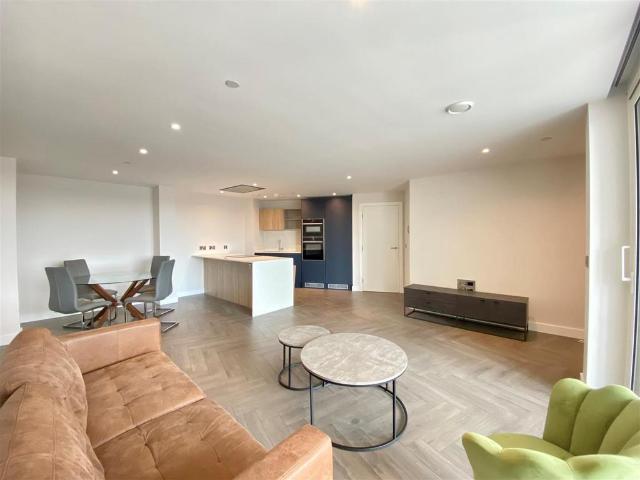 Castle Wharf, Chester Road, Manchester 2 bed apartment to rent £2,400 pcm £554 pw