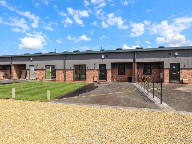 Castle View, Studley 3 bed barn conversion to rent £1,950 pcm £450 pw