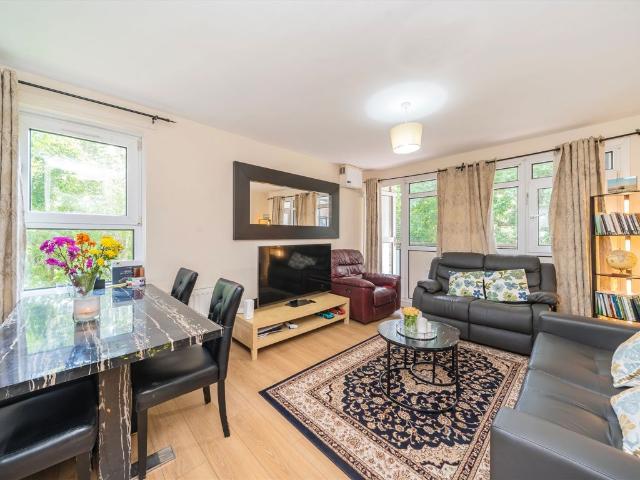 Castlecombe Drive, Wimbledon SW19, 3 bed flat to rent, £2,000 pcm | PrimeLocation