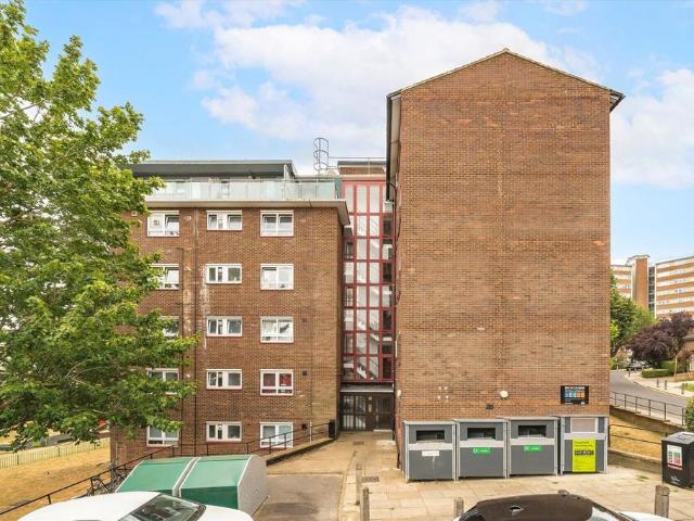 Castlecombe Drive, London SW19 3 bed flat to rent £2,400 pcm £554 pw