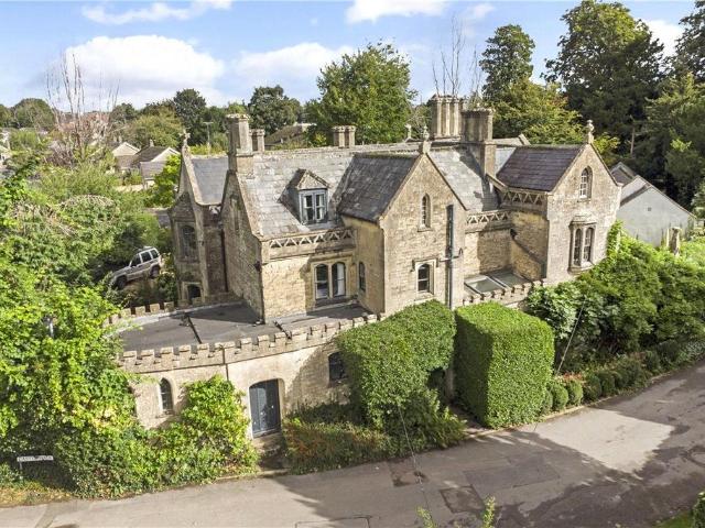 Castlefields, Calne, Wiltshire, SN11 8 bed detached house to rent £4,500 pcm £1,038 pw