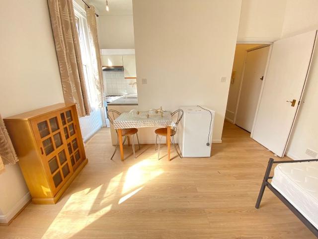 Castlehill Parade, The Avenue, West Ealing W13, Studio to rent, £1,400 pcm | PrimeLocation
