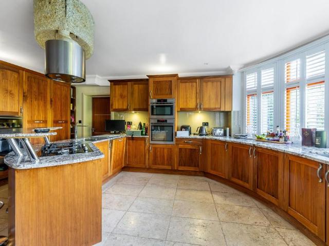 Castlemaine Avenue, South Croydon, CR2 5 bed detached house to rent £5,000 pcm £1,154 pw