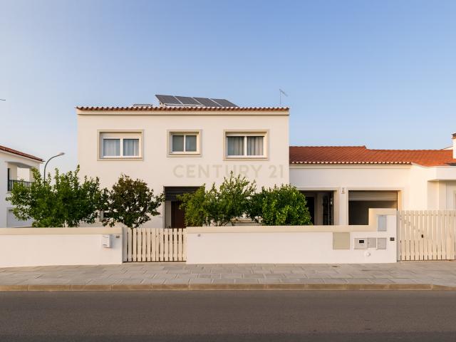 Moradia Premium com Piscina, Mezanino, Cave, Furo e Garagem para 3 Carros