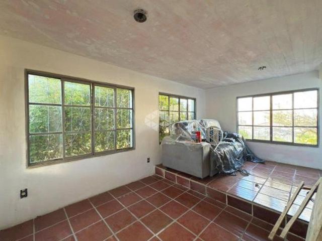 Casa muito bem localizada com terreno extenso, arborizado com vista maravilhosa
