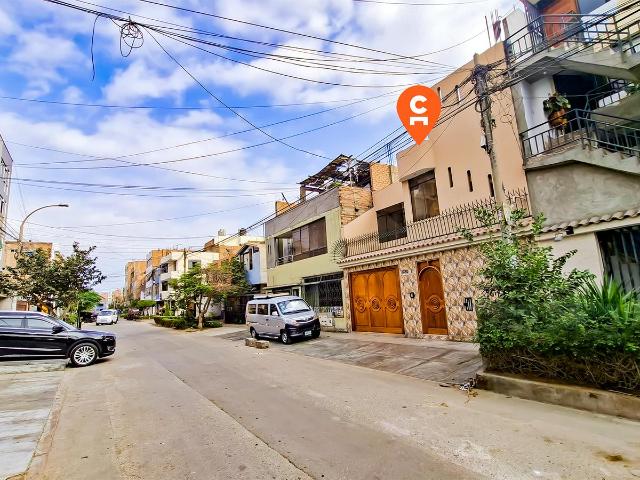 Casa multifamiliar 280 m² construidos 2 dptos. independientes urb Antares, San Martin de Porres