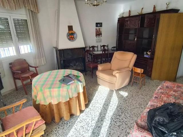 Casa muy amplia con muchas posibilidades en venta