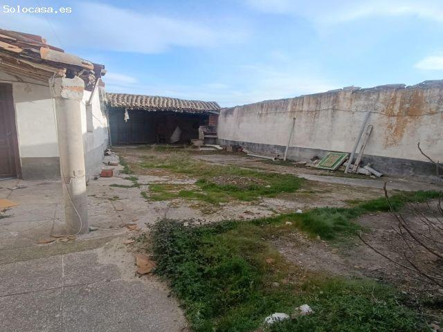 CASA MUY AMPLIA CON MUCHO TERRENO