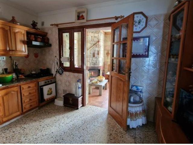 Casa muy amplia con finca, terrazas varias, garaje varios vehículos, preciosas vistas