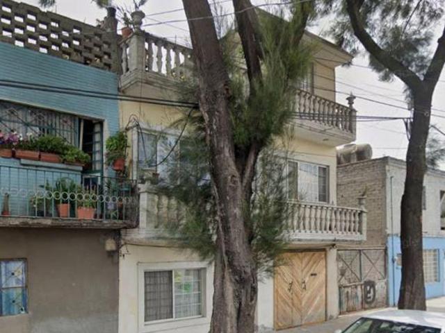 CASA MUY AMPLIA ADJUDICADA MUY CERCA DEL DEPORTIVO MOCTEZUMA