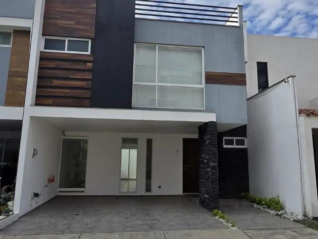Casa muy amplia en RENTA zona Cholula, atrás de Plaza San Diego entre Periférico y Forjadores