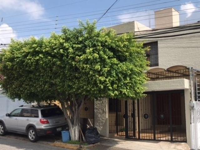 Casa muy bien ubicada para oficina cerca de Av. Patria y Av. Naciones
