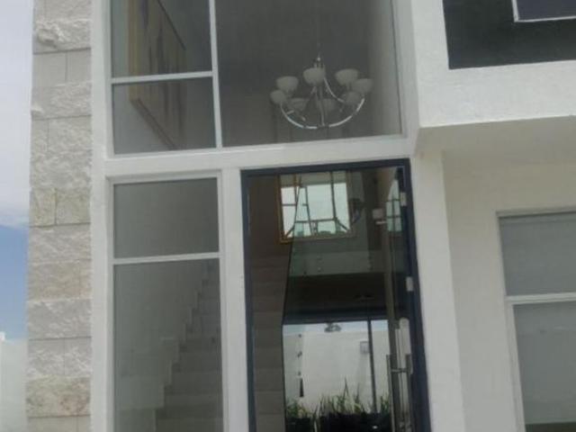 Casa muy céntrica en venta en condominio con 4 habitaciones Fracc. Bosque Sereno