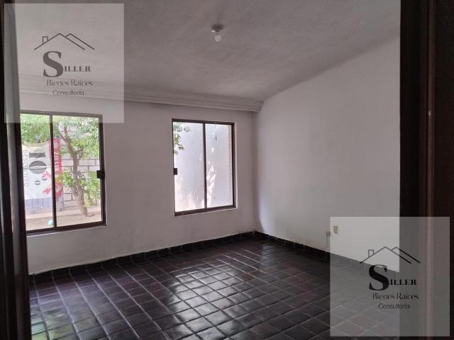 Casa muy grande en Venta, ideal para Oficinas, en zona muy transitada en colonia jardin