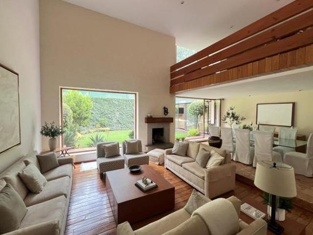 Casa muy iluminada con jardín en precioso condominio con seguridad