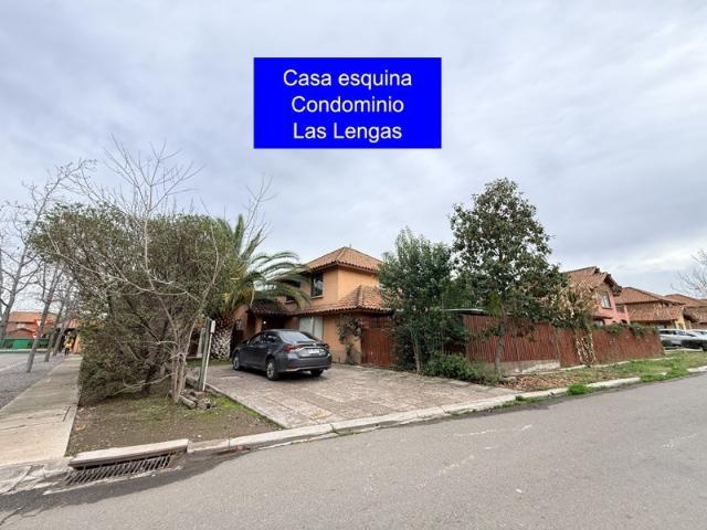 Casa MA Ayres de Chicureo 138/673m2 Casa esquina 4D 3B servicios, terraza, piscina, quincho, patio lateral y frontal, jardín, riego automático, estacionamiento para 4 vehículos. Impecable Colina