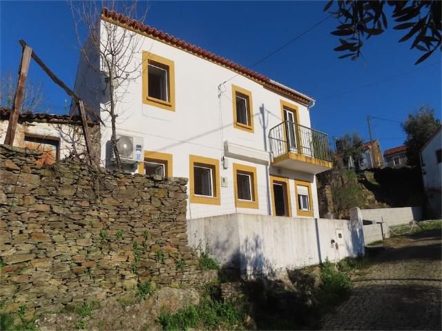 Casa Magnífica e Jurídica com dois andares e 3 quartos, área total de cerca de 80m2, com anexo para armazenamento e um jardim de 1.380m2 com muitas árvores frutíferas e para autoirrigação