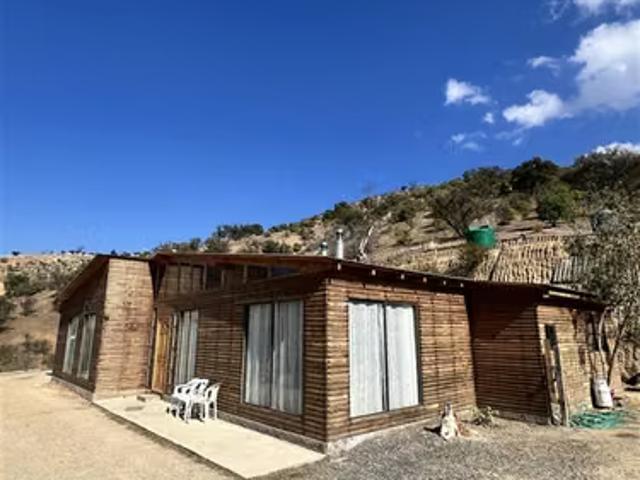 CASA MAP Se Vende Hermosa y extensa Parcela de 20.000m2 con dos casas | 4 dormitorios por 350000. 00 en Curacaví