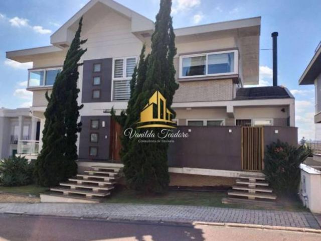 Casa maravilhosa em condomínio alto padrão, construída em 2 terrenos, 3 suítes, 5 vagas de garagens