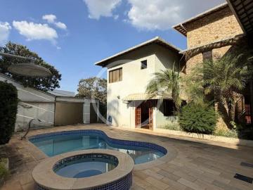 Casa maravilhosa 3 pavimentos em Condomínio com 05 quartos, sendo 04 suítes, espaço gourmet completo