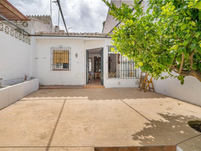 Casa Mata Independiente con Potencial de Reforma y Ampliación en Nueva Andalucía, Marbella