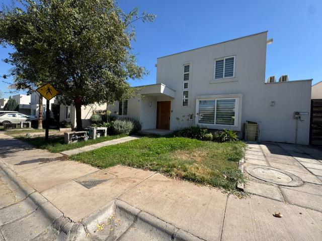 Casa Mediterránea en arriendo 4D+4B, Quincho y Piscina