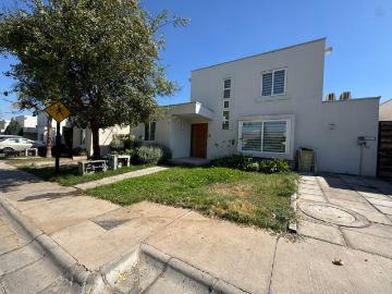 Casa Mediterránea en arriendo 4D+4B, Quincho y Piscina