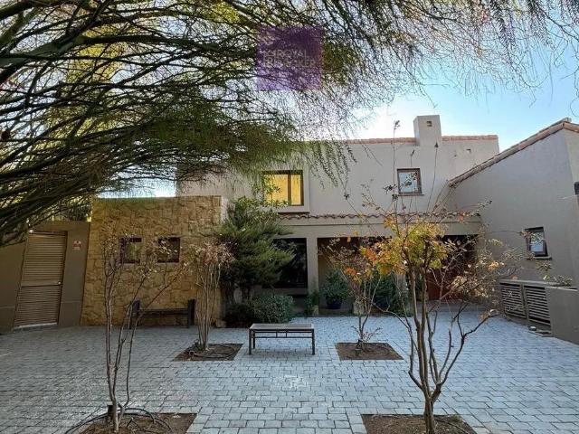 Casa Mediterránea En Arriendo Con 4 Dormitorios