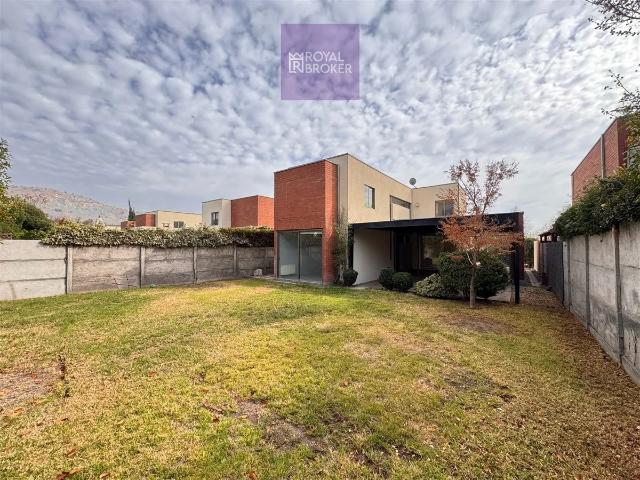 Casa Mediterránea En Arriendo Con 4 Dormitorios