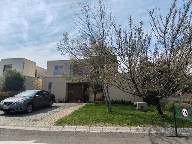 Casa Mediterránea en Condominio Privado