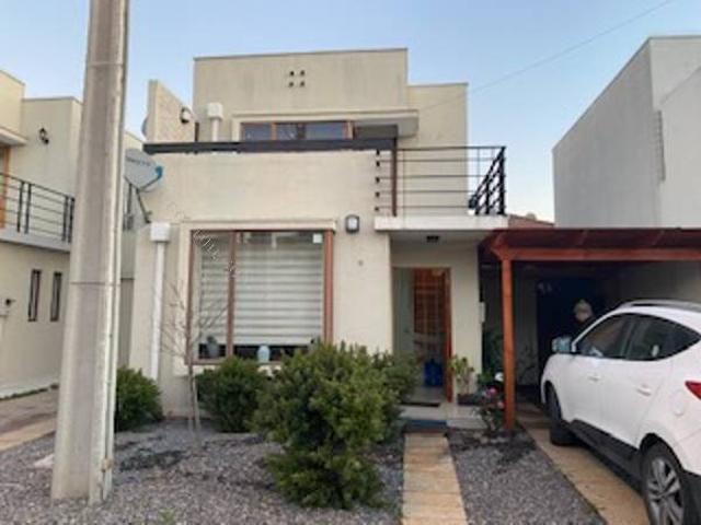 Casa mediterránea en condominio