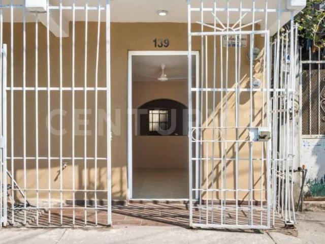 Casa Mexicana Recién Remodelada con Estudio Independiente