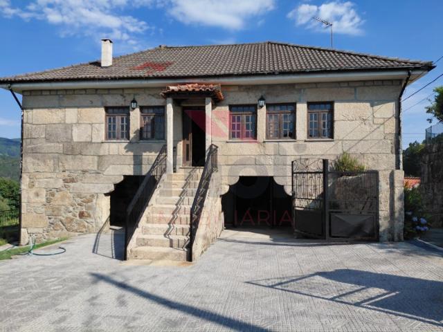 Casa Minhota em Pedra Restaurada com Vista Panorâmica sobre o Vale do rio Vez em Arcos de Valdevez